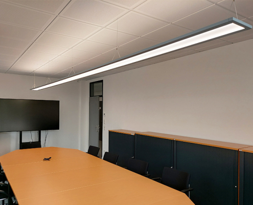 Besprechungsraum mit Medienbord und tageslichtabhängige Dali-LED-Beleuchtung